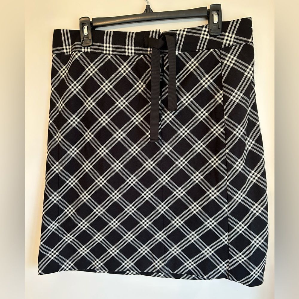 Tommy Hilfiger plaid Y2K Mini Skirt. Size 10. Used. Black and white.